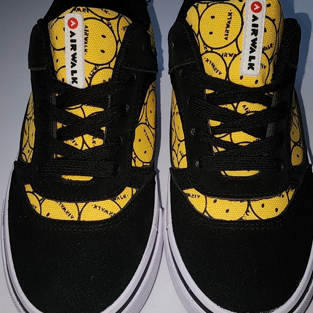 NEVER WORN Airwalk Smiley Face Black and Yellow Boys Skate Shoes 4y